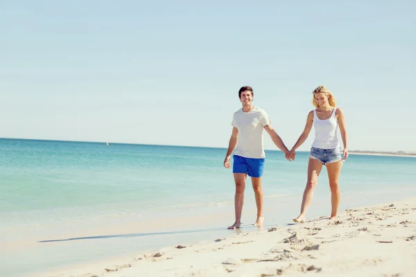 Romantico giovane coppia sulla spiaggia — Foto Stock