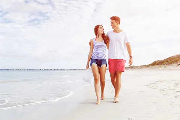 Romantische jonge paar op het strand — Stockfoto