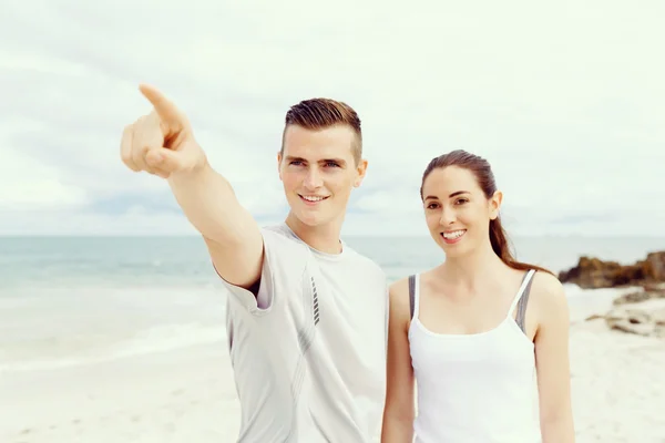 Para płóz stojąc razem na plaży — Zdjęcie stockowe