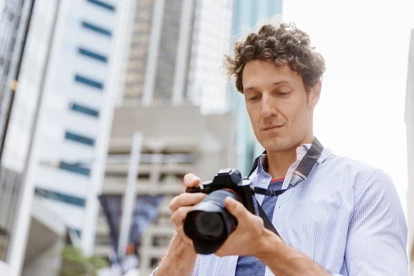 Photographe homme prenant une photo — Photo