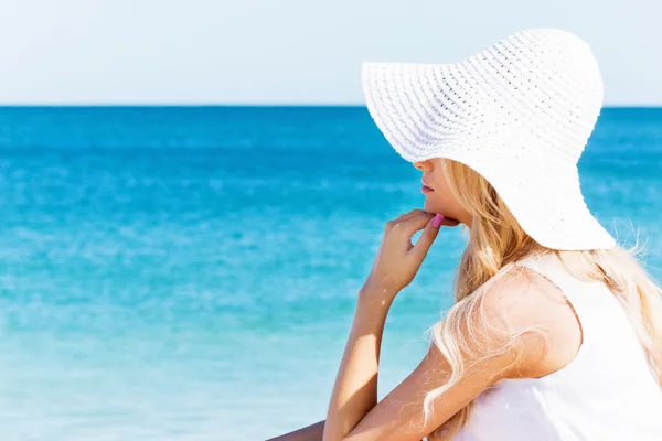 Jonge vrouw ontspannen op het strand — Stockfoto