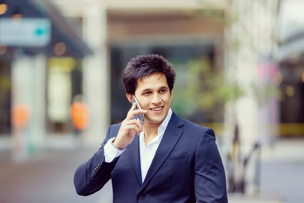 Retrato de empresario confiado al aire libre — Foto de Stock