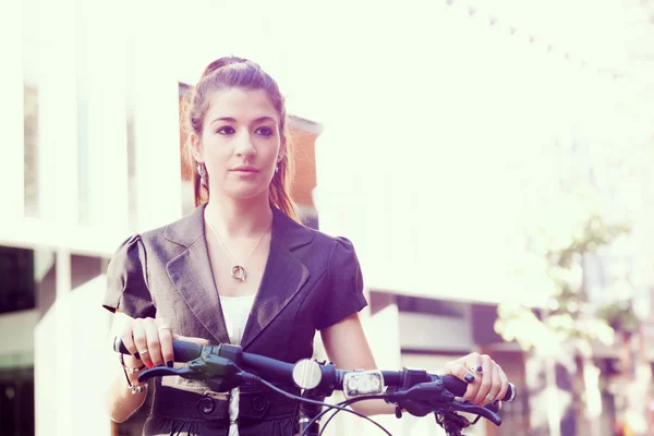 骑自行车上下班的年轻女人 — 图库照片