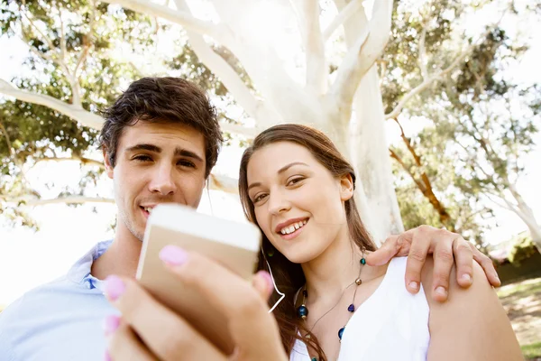 Jeune couple dans le parc — Photo