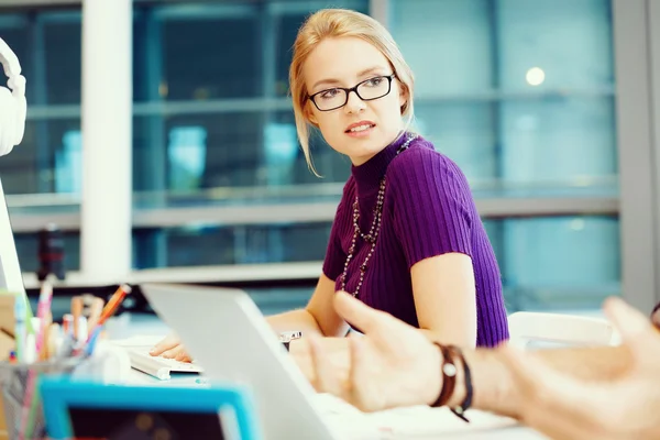 Mujer de negocios creativa en la oficina — Foto de Stock