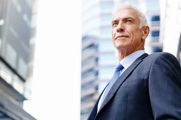 Retrato de empresário confiante ao ar livre — Fotografia de Stock