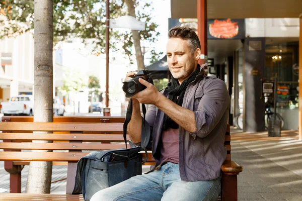 Fotógrafo masculino tomando fotos — Foto de Stock