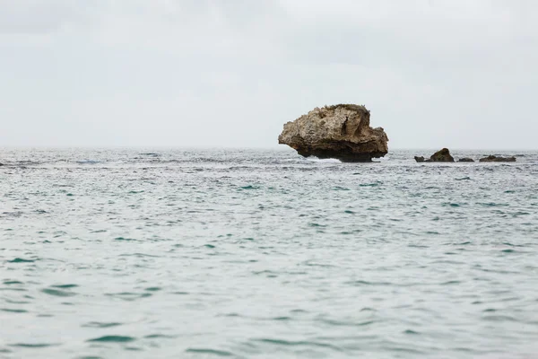 岩、海、青い空 — ストック写真