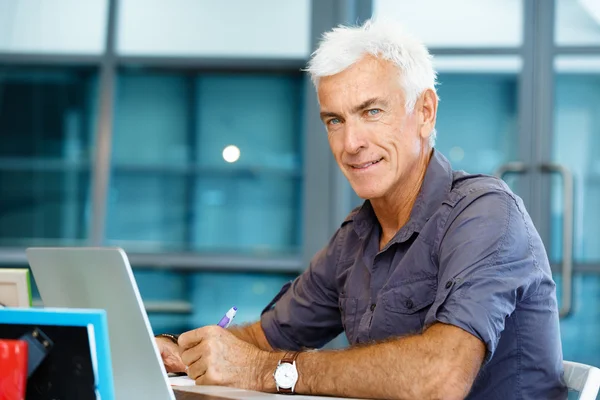 Beau homme d'affaires au bureau — Photo