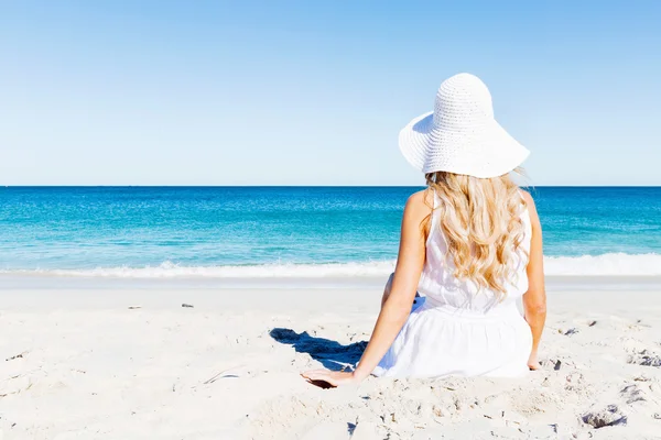 Mujer joven relajándose en la playa —  Fotos de Stock