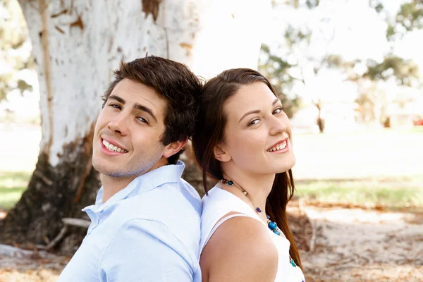 Jovem casal no parque — Fotografia de Stock