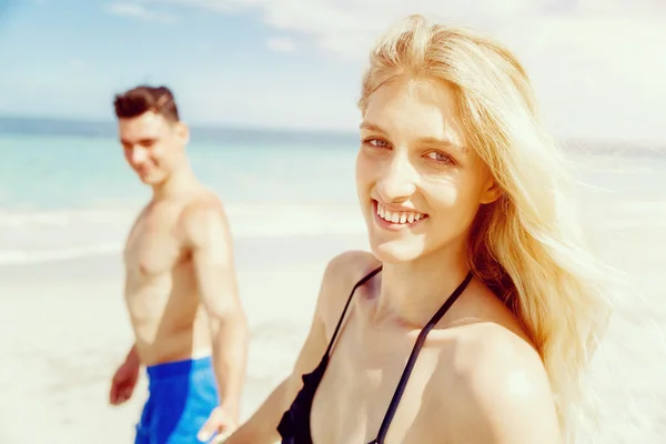 Romantique jeune couple sur la plage — Photo