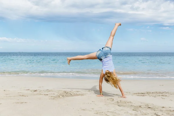 年轻女子跳上海滩 — 图库照片