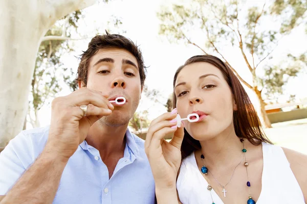 Pareja en el parque — Foto de Stock