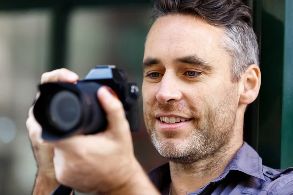 Male photographer taking picture — Stock Photo, Image