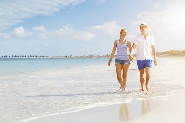 Romantiska ungt par på stranden — Stockfoto