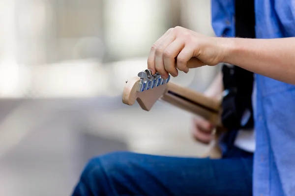 Hände des Musikers mit Gitarre — Stockfoto