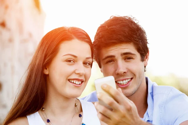 Pareja joven en el parque —  Fotos de Stock