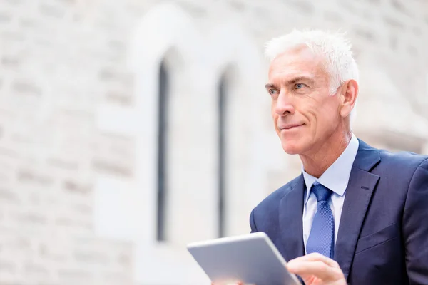 Senior-Geschäftsmann mit Touchpad — Stockfoto