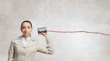 Sağır telefon kullanan kadın. Karışık teknik