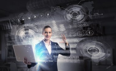 Dizüstü elinde olan kadın. Karışık teknik