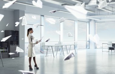 Holding kağıt sayfalarının işkadını. Karışık teknik
