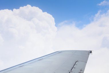 Uçak kanadı pencereden dışarı. Karışık teknik