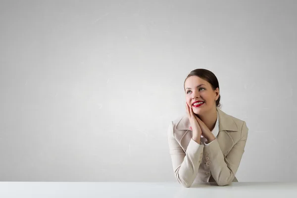 Mujer de negocios sentada en el escritorio. Medios mixtos — Foto de Stock