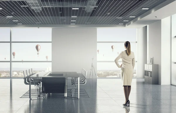 Femme d'affaires dans l'intérieur de bureau moderne. Techniques mixtes — Photo