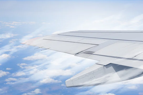 Φτερά του αεροπλάνου έξω από το παράθυρο. Μικτή τεχνική — Φωτογραφία Αρχείου