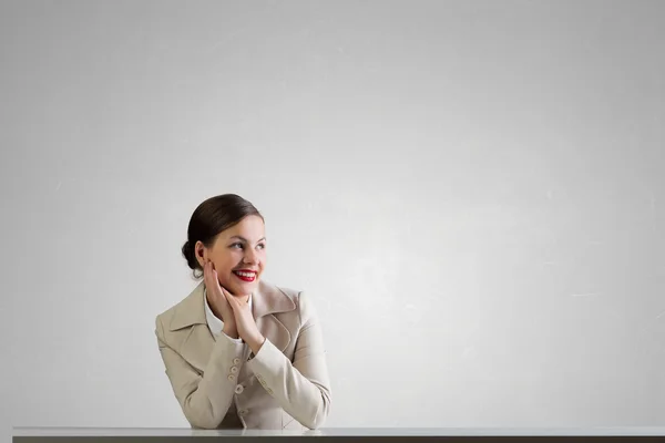 Zakenvrouw zit aan Bureau. Mixed media — Stockfoto