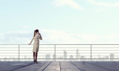 İşkadını sohbet üstünde hareket eden telefon. Karışık teknik