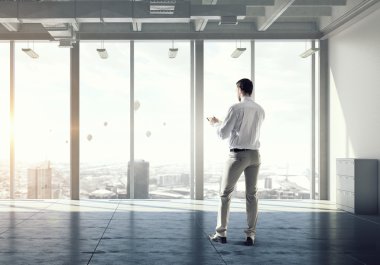 Modern iç'iş adamıdır. Karışık teknik