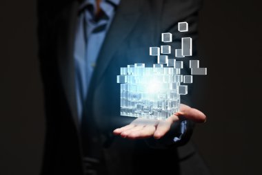 Erkek elinde küp. Karışık teknik