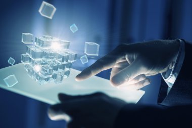 Erkek elinde küp. Karışık teknik