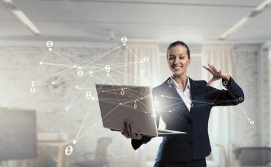 Dizüstü elinde olan kadın. Karışık teknik