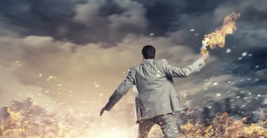 İşadamı atma benzin bomba. Karışık teknik