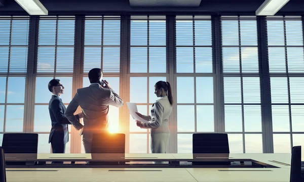 Siluetas de gente de negocios en la oficina. Medios mixtos. Medios mixtos — Foto de Stock