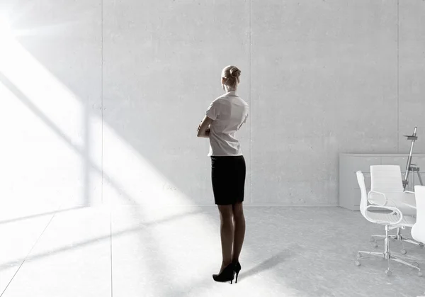 Kobieta w biurze. Techniki mieszane — Zdjęcie stockowe
