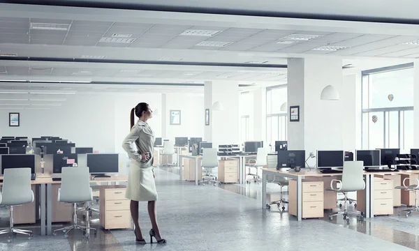 Femme d'affaires dans un bureau moderne. Techniques mixtes — Photo