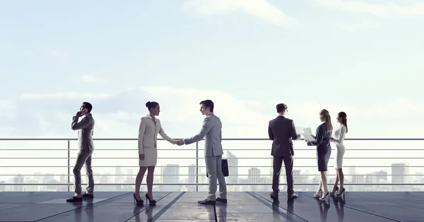 Gente de negocios en la cima del edificio. Medios mixtos — Foto de Stock