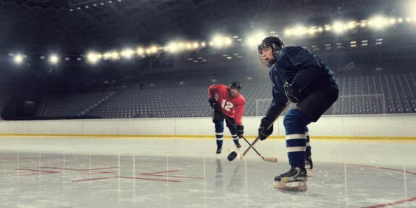 Rink hokeyi maçında. Karışık teknik — Stok fotoğraf