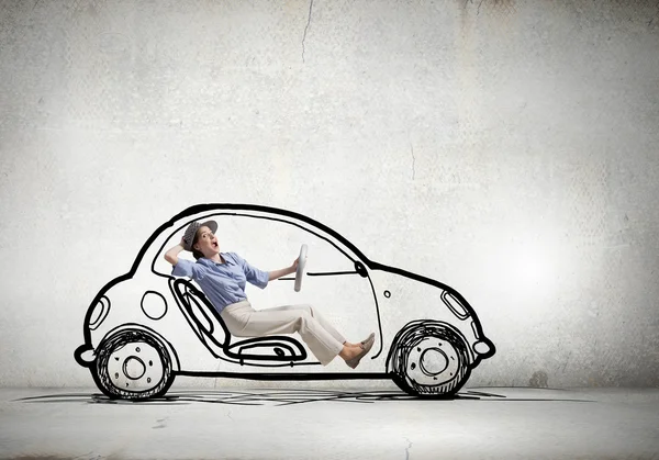 Femme conduisant une vieille voiture dessinée. Techniques mixtes — Photo