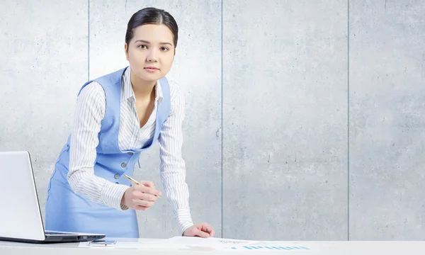 Donna d'affari in procinto di lavorare. Mezzi misti — Foto Stock