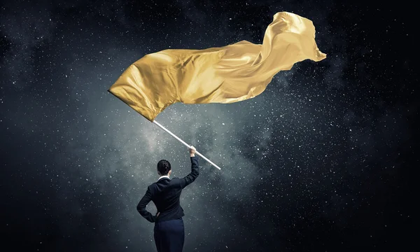 Mulher acenando bandeira amarela. Meios mistos — Fotografia de Stock
