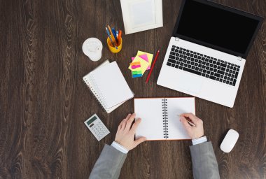 Ofis işyeri ofis, banka donatımı ve dizüstü bilgisayar ile