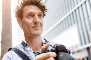 Erkek fotoğrafçı alarak resim