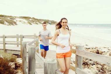 Kaçakçıları. Plajda çalışan genç Çift