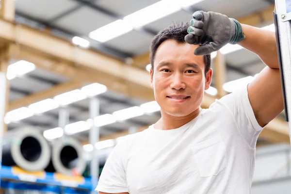 Trabajador asiático en planta de producción en planta de fábrica — Foto de Stock