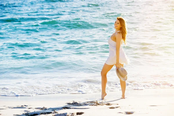 Mujer joven caminando por la playa — Foto de Stock